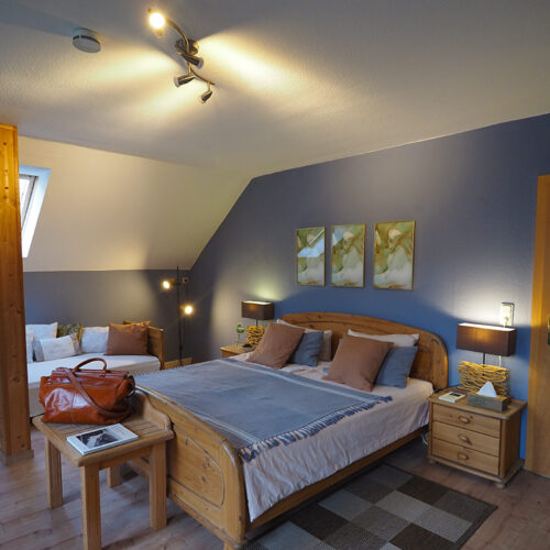 Schlafzimmer mit Doppelbett + Einzelbett + Balkon - Wohnung Ostrau