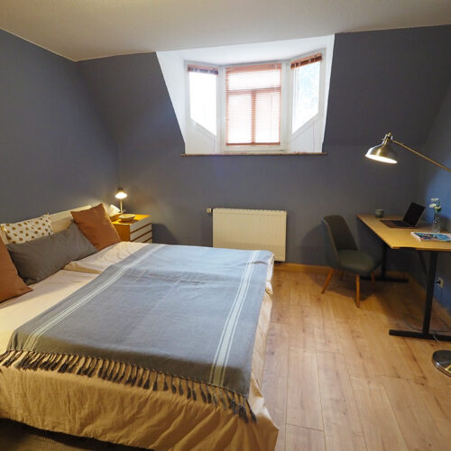 Schlafzimmer mit Doppelbett und Schreibtisch - Wohnung Ostrau
