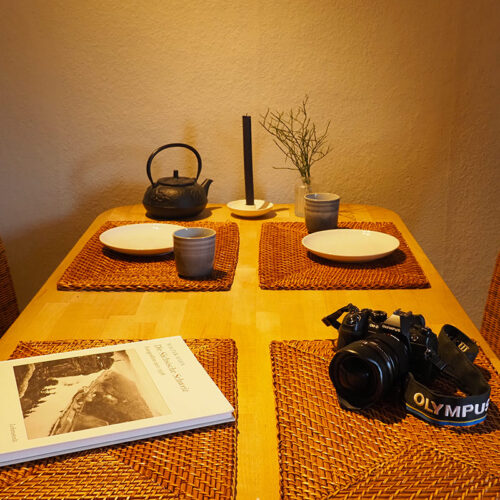 Wohnzimmer mit Esstisch und Balkon