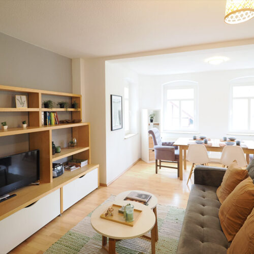 Wohnzimmer mit Esstisch und Zugang zur Terrasse - Wohnung Schandau