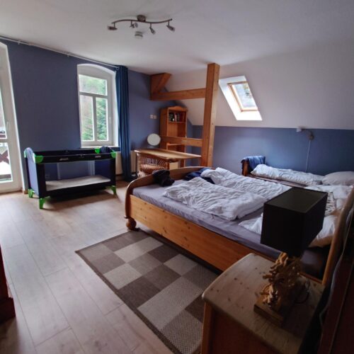 Schlafzimmer mit Doppelbett + Einzelbett + Balkon - Wohnung Ostrau